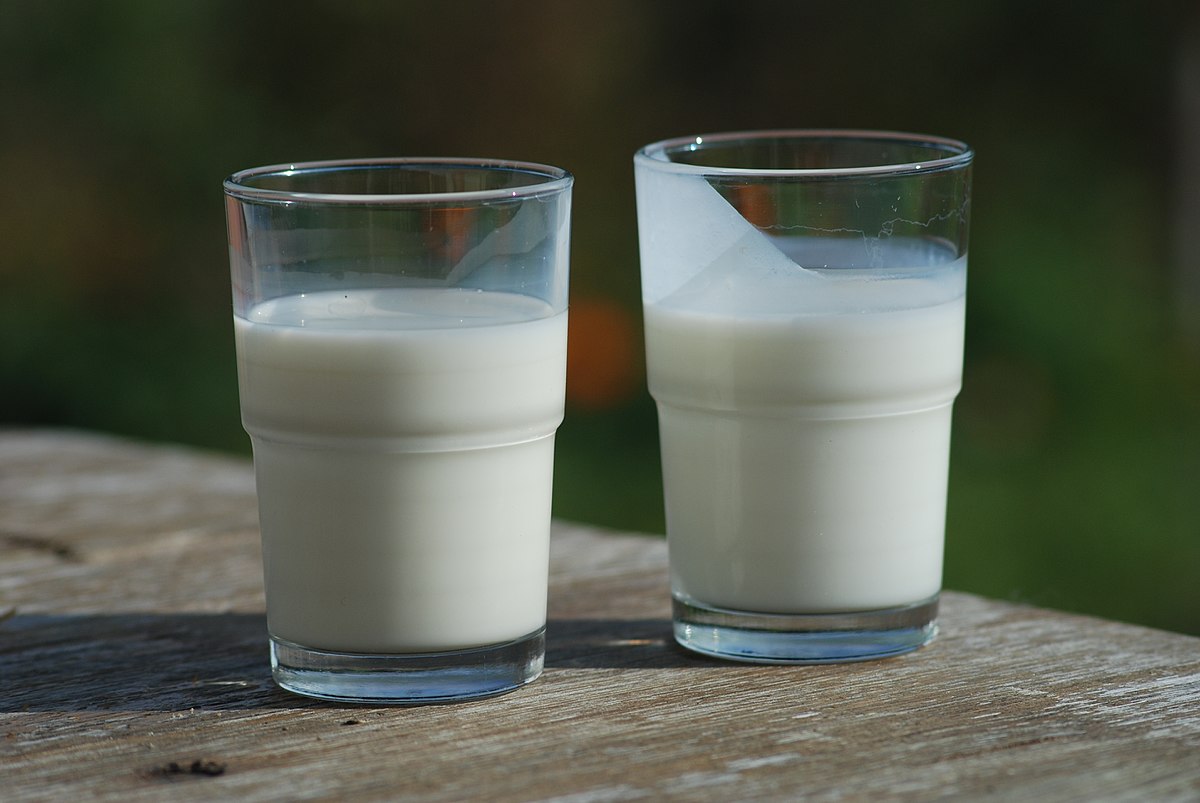 1200px-Buttermilk-(right)-and-Milk-(left)